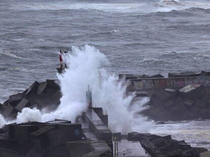 Dique en el puerto de A Guarda, donde el temporal ha derruido parte del muro del puerto.