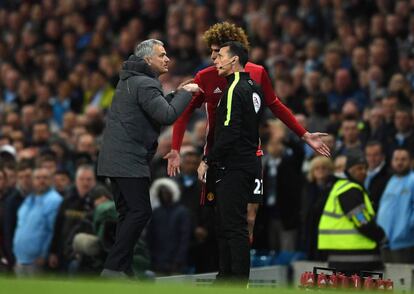 Mourinho protesta la expulsi&oacute;n de Fellaini durante el derbi ante el City.