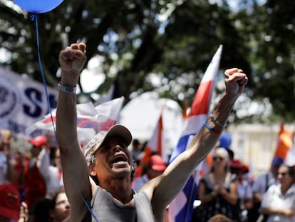 Un funcionario costarricense participa en un protesta este sábado.