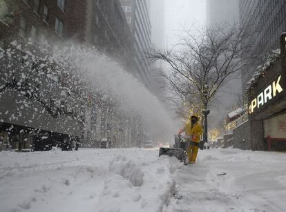 Un trabajador retira nieve en una calle de Nueva York (EE UU).