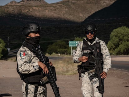 Elementos de la Guardia Nacional realizan un operativo de seguridad a las afueras del panteón de Malpaso, en el municipio de Villanueva, en Zacatecas, el 29 de septiembre de 2023. En el lugar fueron enterrados los restos de los adolescentes Oscar Ernesto Rojas Alvarado y Diego Rodrigo Vidales, quienes fueron reportados como desaparecidos unos días antes.