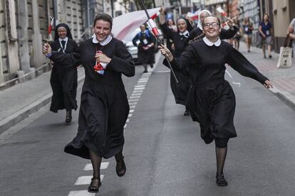 Monjas corren para ver pasar al papa Francisco en Cracovia, Polonia, el segundo día de las JMJ, 27 de julio.