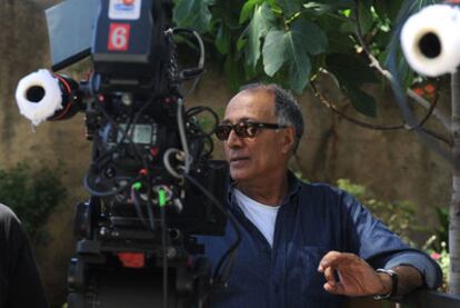 El realizador iraní Abbas Kiarostami durante el rodaje de <i>Copia conforme, </i>que se estrena este viernes en España tras su paso por la Seminci.