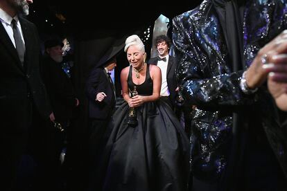 Lady Gaga se encoge emocionada: acaba de ganar su primer Oscar por la mejor canción gracias a Shallow y la película que protagoniza, Ha nacido una estrella.