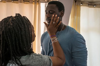 Una maquilladora preparaba a un actor durante el rodaje de la serie 'Pax Africana', en junio de 2023 en Dakar.