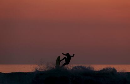 Silueta de un surfista en La Serena (Chile), el 23 de junio de 2015.