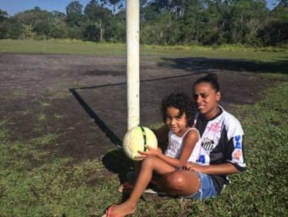 Ana Paula e a filha Laura: “mãe solo” promete incentivar a filha caso ela queira trilhar o mesmo caminho no futebol.