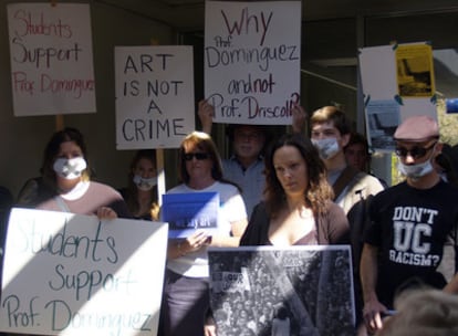 Manifestación a favor del profesor en la Universidad de San Diego.