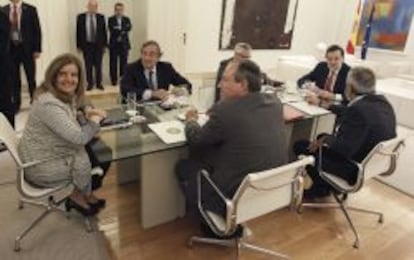 Imagen de la &uacute;ltima reuni&oacute;n que mantuvieron en julio el presidente del Gobierno, Mariano Rajoy, y la ministra de Empleo, F&aacute;tima B&aacute;&ntilde;ez, con los m&aacute;ximos l&iacute;deres patronales y sindicales. 