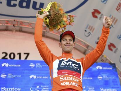 Richie Porte celebra solo la victoria en la segunda etapa del Tour Down Under. 