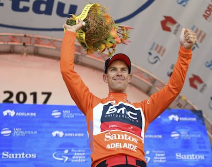 Richie Porte celebra solo la victoria en la segunda etapa del Tour Down Under. 