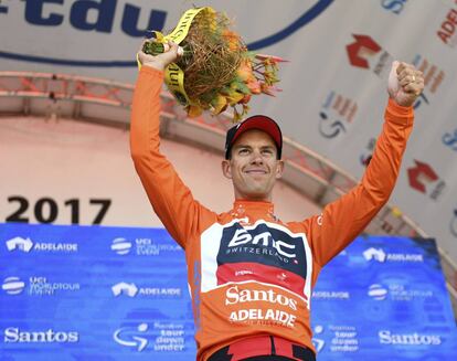 Richie Porte celebra solo la victoria en la segunda etapa del Tour Down Under.