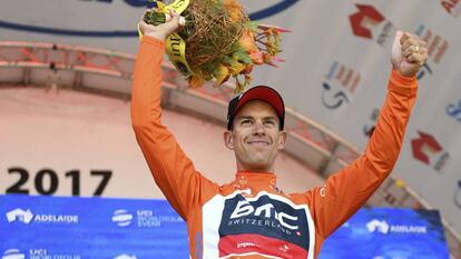 Richie Porte celebra solo la victoria en la segunda etapa del Tour Down Under. 