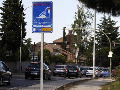 Semáforo que denuncia en rojo en la avenida del Cardenal Herrera Oria.