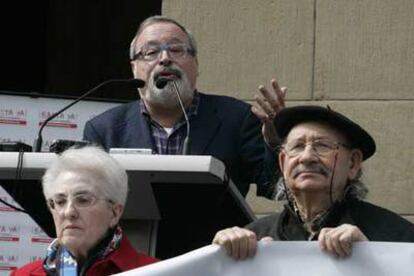 Fernando Savater, detrás del escultor Agustín Ibarrola, se dirige a los asistentes al acto.