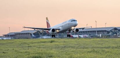 Un avión de Iberia parte del aeropuerto madrileño de Barajas.