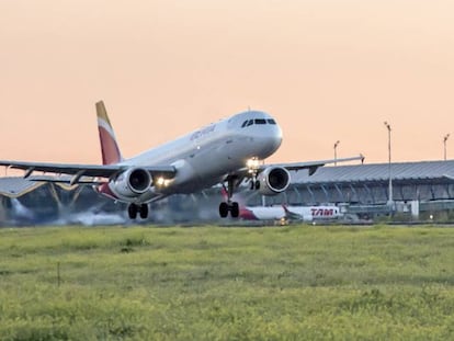 Un avión de Iberia parte del aeropuerto madrileño de Barajas.