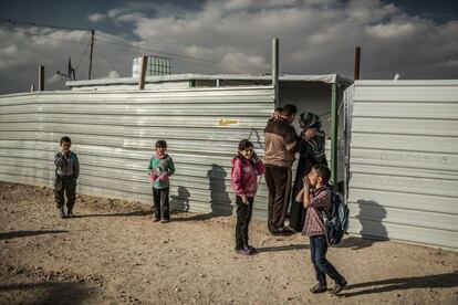 Abu Omar y su familia viven en dos caravanas que les dio la ONU después de que su tienda de lona quedase destruida por la lluvia.