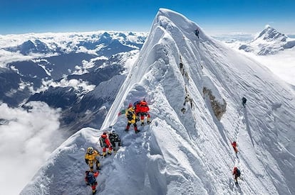 Vista de la arista final del Manaslu. Los alpinistas agrupados no pueden ver la cima real, al fondo, que si se advierte en esta imagen captada por un dron