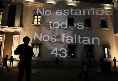 Proyecci&oacute;n que recuerda a los 43 desaparecidos en Iguala.