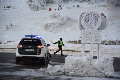 La Guardia Civil, en el acceso de público al puerto de Navacerrada, este martes.