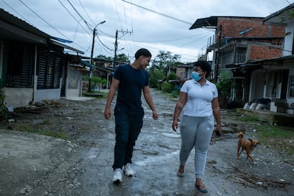 Diego Fernando Castaño camina junto con su hermana, Winny Liliana Espinosa, en el barrio Bellavista, en Buenaventura, el 11 de noviembre del 2023. 