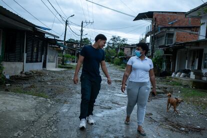 Diego Fernando Castaño camina junto con su hermana, Winny Liliana Espinosa, en el barrio Bellavista, en Buenaventura, el 11 de noviembre del 2023.