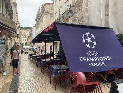 Vista de un toldo con el logotipo de la Liga de Campeones este martes en Lisboa. La capital de Portugal encara la recta final de la Liga de Campeones con una tremenda escasez de aficionados por la pandemia de coronavirus, pero con numerosos turistas dispuestos a aprovechar la inesperada atracción extra.