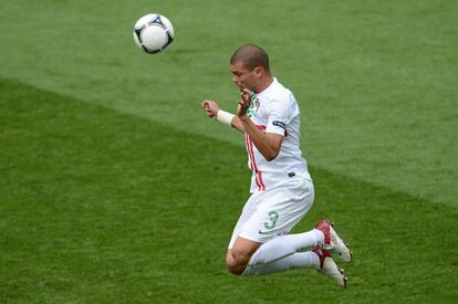 Pepe remata un bal&oacute;n.