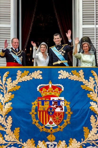 Enlace matrimonial del entonces Príncipe de Asturias, Felipe de Borbón, con la periodista Letizia Ortiz Rocasolano. Los recién casados saludan desde un balcón del Palacio Real,  acompañados por los Reyes Juan Carlos y Sofía, el 22 de mayo de 2004.