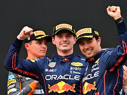 Verstappen y Checo Pérez celebran este domingo en el circuito de Imola (Italia).