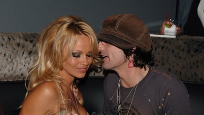 Pamela Anderson y Tommy Lee en una foto de archivo en un bar de Hollywood, California.