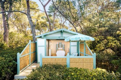 El spa cuenta con varias cabañas para realizar tratamientos junto a la playa.