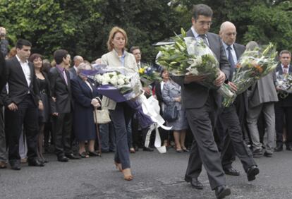 El <i>lehendakari</i> López deposita un ramo de flores en el lugar donde fue asesinado el inspector Eduardo Puelles. Junto a él, el consejero vasco de Interior, Rodolfo Ares, y la presidenta del Parlamento autónomo, Arantza Quiroga.