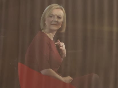 La primera ministra británica, Liz Truss, fotografiada a través del cristal durante una entrevista en la BBC en Birmingham, este domingo.