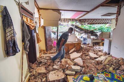 Un hombre camina entre los escombros de su casa tras el terremoto de 5,5 grados de magnitud registrado en la isla de Lombok, Indonesia, en el que al menos tres personas han muerto y otras 182 resultaron heridas. El archipiélago fue golpeado el año pasado por una serie de seísmos que causaron más de 500 muertos.