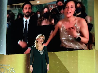 A enfermeira Ana María Ruiz anuncia o Goya de melhor filme para ‘Las niñas’. Na tela, aparecem os produtores Álex Lafuente e Valérie Delpierre.