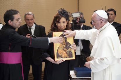 El papa Francisco recibe en audiencia a la presidente de Argentina, Cristina Fernández de Kirchner, el 7 de junio de 2015.