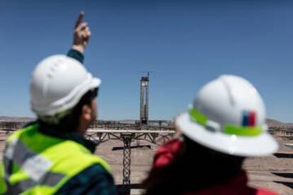 Al fondo, la torre que captará el calor reflejado por los espejos.