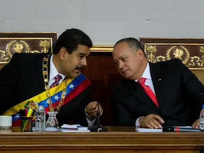 Maduro conversa con Diosdado Cabello en la Asamblea Nacional.