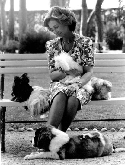 Doña Sofía, con algunos de sus perros, en los jardines de La Zarzuela.