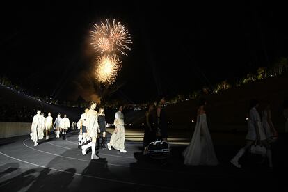 Los fuegos artificiales acompañaron al carrusel final del desfile.