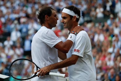 Nadal y Federer se abrazan tras el partido.