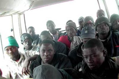 Inmigrantes detenidos por patrulleras de Mauritania cuando intentaban cruzar a España son conducidos a la capital, Nuakchot.