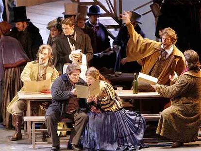 Ensayo general de <b><i>La Bohème</b></i> en el Palau de les Arts, que tras el accidente en su escenario suspendió ayer la representación de la obra.