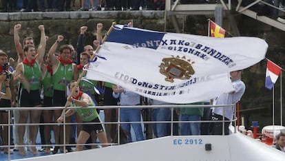 Los remeros de Hondarribia celebran la victoria en San Sebastián 