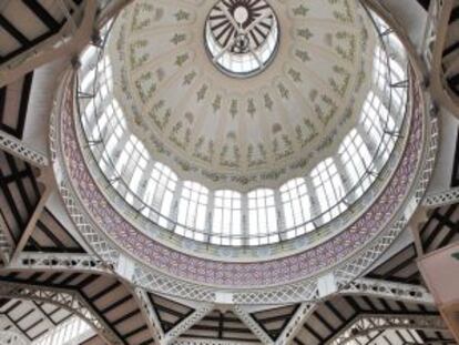 Interior del Mercado Central de Valencia y su cúpula, ayer.