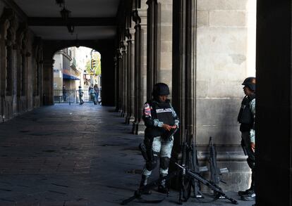Mujeres de nuevo ingreso a la Guardia Nacional. Hacen una guardia en Ciudad de México.