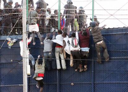 Varios subsaharianos tratan de saltar la valla de Melilla el pasado abril.