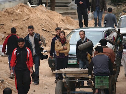 Sherine Tadros, junto a su equipo de la televisión Al Jazeera, en la Franja de Gaza en 2009.